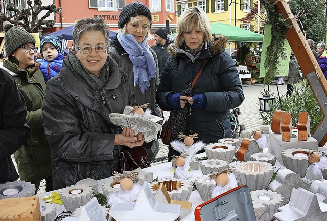 Auf dem Ihringer Weihnachtsmarkt wurde wieder viel Selbstgebasteltes angeboten.   | Foto: Elisabeth Jakob-Klblin