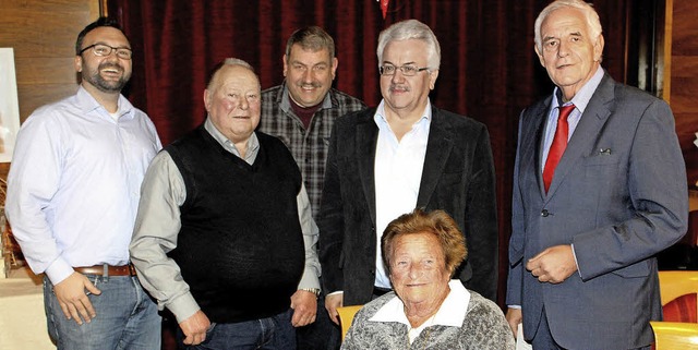 Rainer Stickelberger (rechts) ehrte Ze...ner Stterle, links Vize David Kaiser   | Foto: h.Fabry