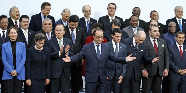 Gruppenbild mit Gastgeber: Franois Ho...0 Staatschefs fr das Erinnerungsfoto.  | Foto: AFP