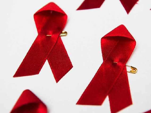 Heute ist Welt-Aids-Tag. Die rote Schl...t mit HIV-Infizierten und Aidskranken  | Foto: dpa