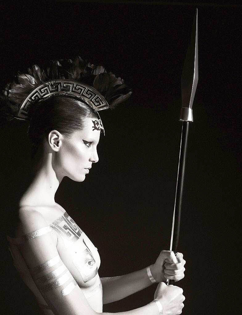 Der Pirelli-Kalender 2011 wurde von Karl Lagerfeld fotografiert. Hier Model ris Strubegger als „Athena“.