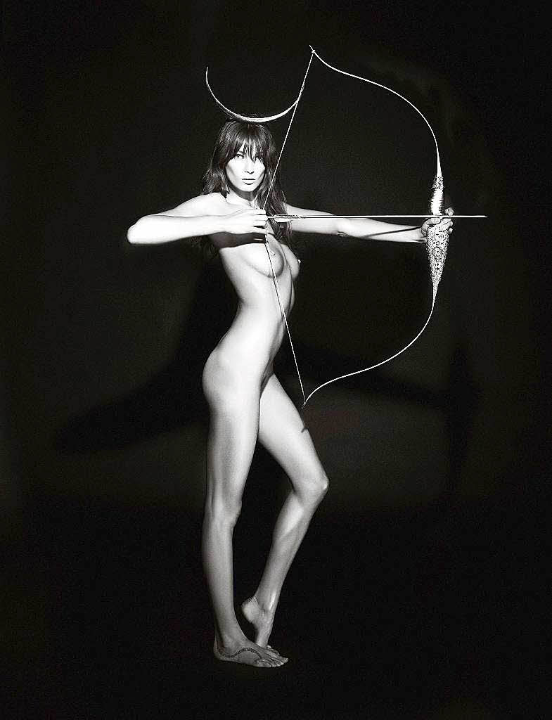 Der Pirelli-Kalender 2011 wurde von Karl Lagerfeld fotografiert. Hier Model Daria Webowy als „Artemis“.