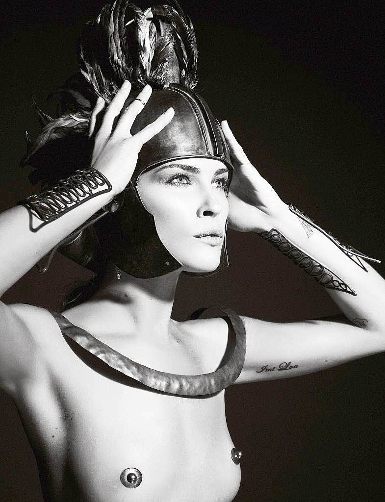 Model Erin Wasson posiert als „Ajax“ fr Karl Lagerfeld fr den Pirelli-Kalender 2011.