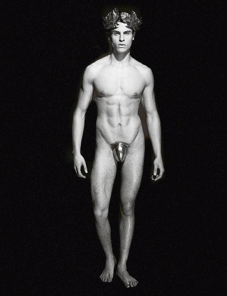 Ausnahmeerscheinung: Model Baptiste Giabiconi posiert fr Karl Lagerfelds Pirelli-Kalender 2011.