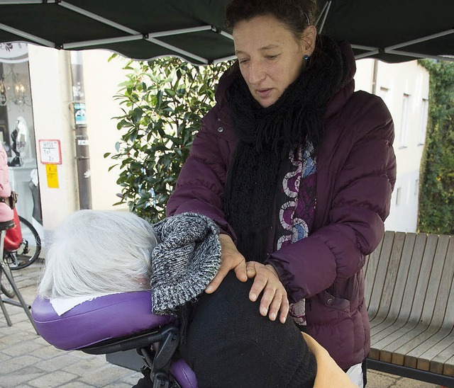 Katrin Siebel zeigt an ihrer Kollegin ... die Methode einer Shiatsu-Behandlung.  | Foto: Volker Mnch