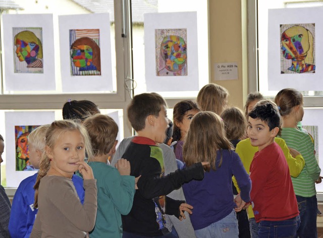 Inspiriert von Picasso:  Stolz prsent...Flur der Tschamber-Schule ihre Werke.   | Foto: Schaffert, Isbilir