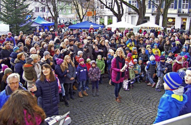 Die musikalischen Programmbeitrge fan...ermer Kirchplatz ein groes Publikum.   | Foto: Hans Sigmund