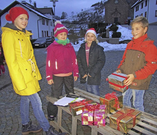 50 Pakete liegen jetzt unterm Mambacher Weihnachtsbaum.  | Foto: k. fritz