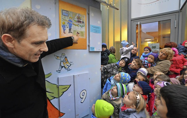 Das erste Trchen des Adventskalenders wurde gestern von Jrg Lutz geffnet.   | Foto: Barbara Ruda