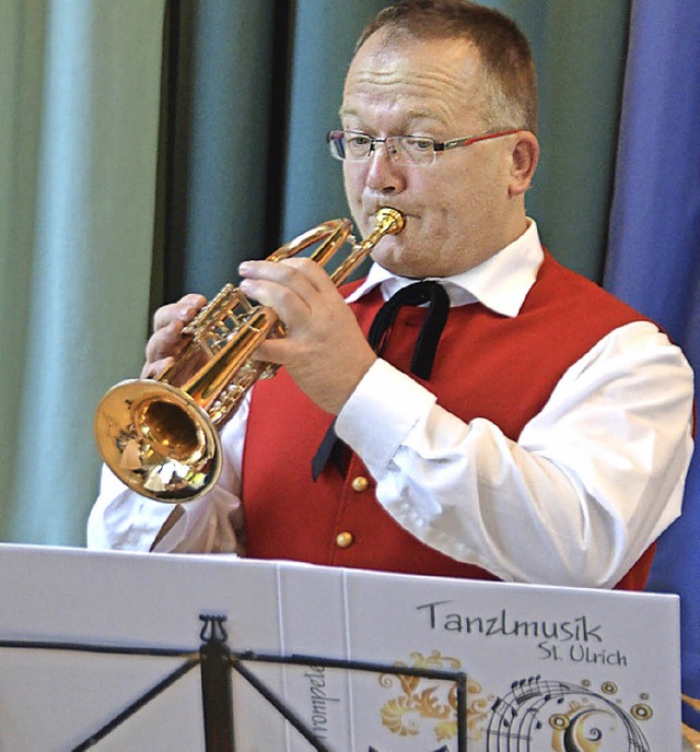 Roman Gutmann sorgte mit fr Musik und wrdigte Schweizer im Namen der Vereine.  | Foto: Andrea Gallien