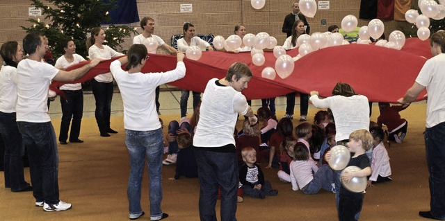 Die Eltern-Kind-Gruppe bei der Schneeb...eie Luftballons) mit dem Fallschirm.   | Foto: Paul Schleer