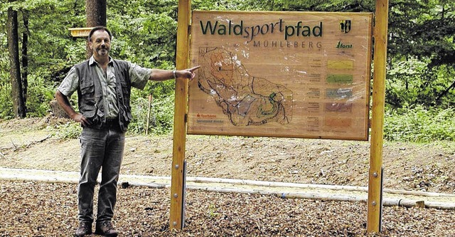 Frster Wolfgang Hein zeigt die Hinwei... dessen Ausbau er vorangetrieben hat.   | Foto: Landratsamt