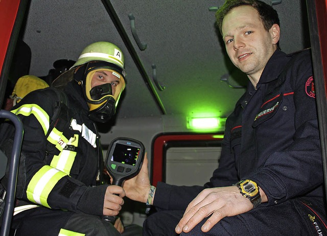 Christoph Eckert, links, und Vize-Komm...kamera der Todtmooser Feuerwehr vor.    | Foto: Andreas Bhm