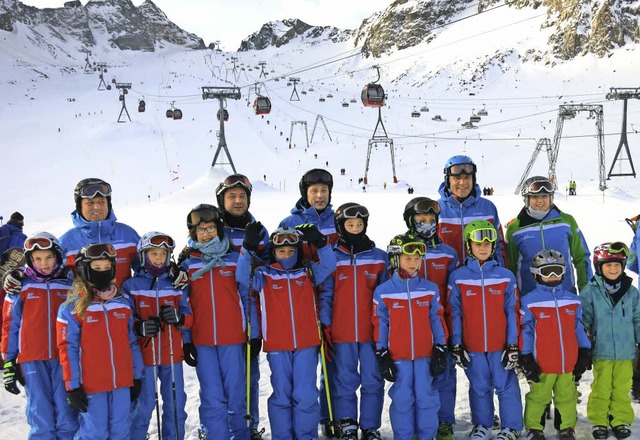 Im Stubaital war die Frdergruppe mit ...ren Skilehrern zum Gletschertraining.   | Foto: Verein