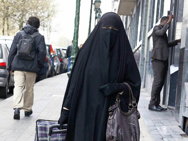 Auch wenn es der Laie vermutet: Diese ...nnten Niqab, einen Ganzkrperschleier.  | Foto: dpa