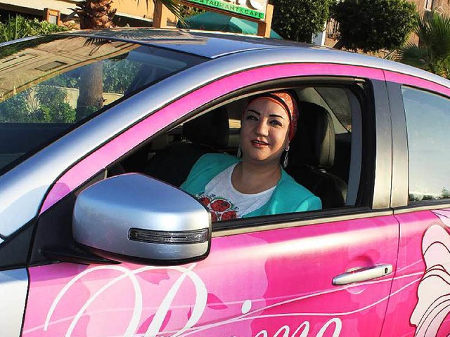 Pink Taxi-Grnderin Reem Fawzy in einem der pinken Taxis der Flotte.   | Foto: privat