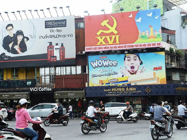Auf den Straen von Hanoi brummt der Verkehr.  | Foto: AFP