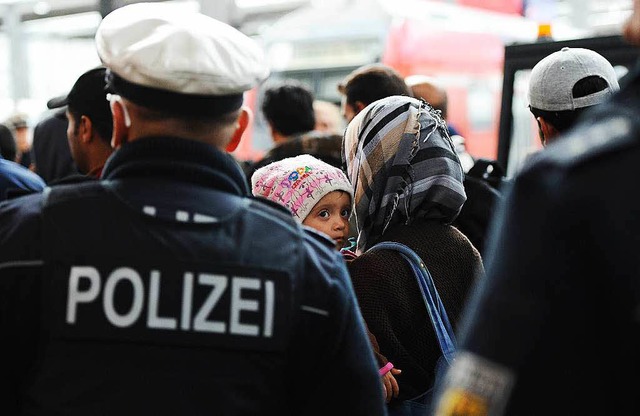 Die Vielzahl an Flchtlingen fordert die Polizei auch im Sdwesten.    | Foto: dpa