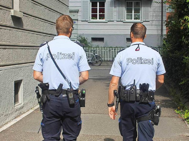 Polizisten kontrollieren auf Hinweise der Software eine Strae in Zrich.  | Foto: stoll