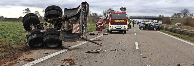 Mehrere Stunden gesperrt war die A5 zw...n Herbolzheim und Riegel am Dienstag.   | Foto: Feuerwehr Herbolzheim