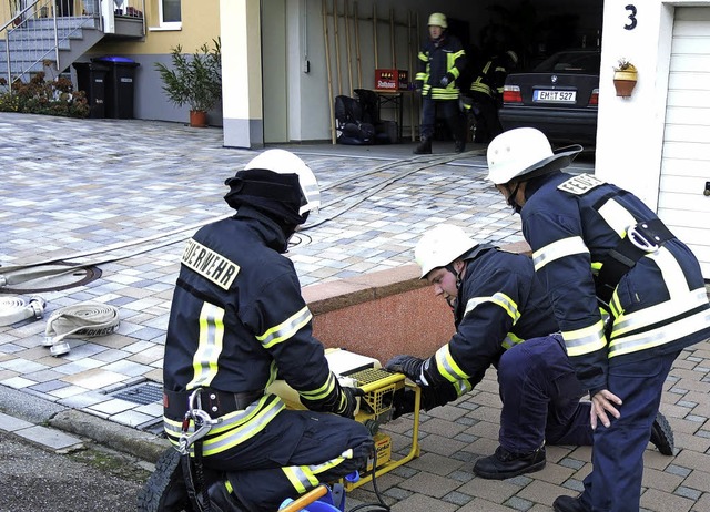 Amolern. Feuerwehrleute im Einsatz.  | Foto: Roland Vitt