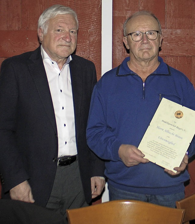 Bernd Fehrenbach (links) verlieh Albrecht Braun die Ehrenmitgliedschaft.   | Foto: Helmut Hassler