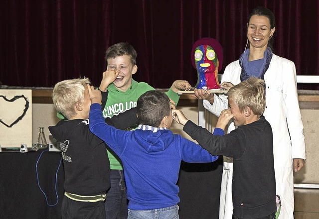 Dritt- und Viertklssler der Hrnleber...n der Grundschule beim Science Mobil.   | Foto: Daniel Fleig