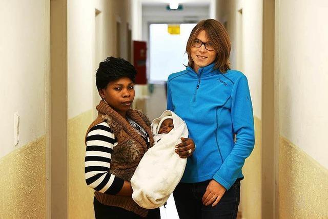 Lahrerin betreut schwangere Flüchtlingsfrauen