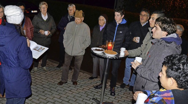 Die Tradition des lebendigen Adventska...amilie Rhl war am Montag der Auftakt.  | Foto: Marco Schopferer