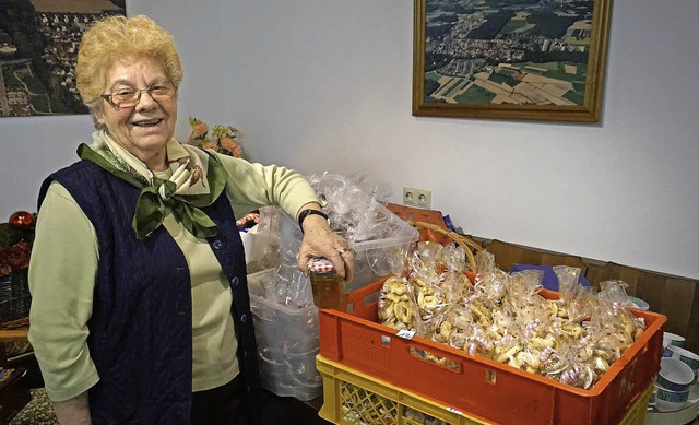 Lisa Nuber mit nur einigen der rund 20 Kilo Pltzchen   | Foto: Julius Steckmeister