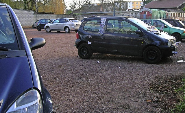 Vorne Autos, hinten Eisenbahn: Das Are...einstockstrae soll Baugebiet werden.   | Foto: Sylvia-Karina Jahn