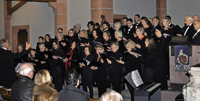 Mit festlicher Chormusik stimmte das V...inger Kirche auf die  Adventszeit ein.  | Foto: Kai Kricheldorff