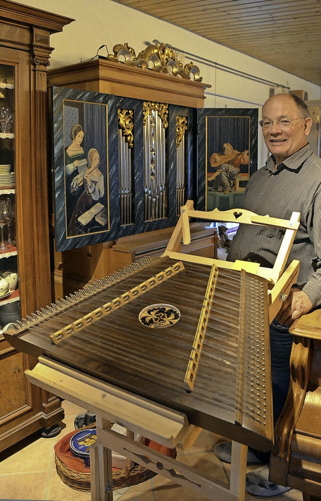 Wolfgang Failer zwischen Hackbrett und...ner Spezialanfertigung aus Waldkirch.   | Foto: Sebastian Wolfrum