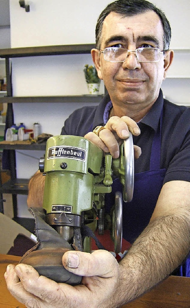 Mit seiner Schuhmacherei ist Joannis T...ere Rume ins Hauser-Haus umgezogen.   | Foto: Susanne Mller