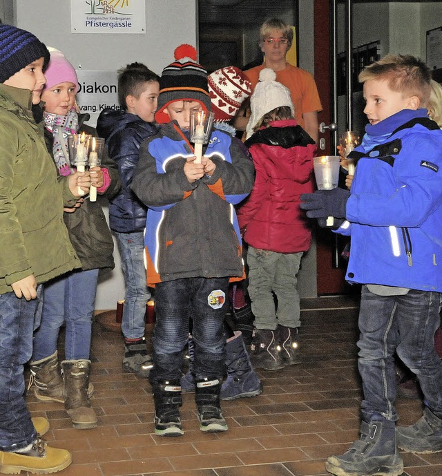 Die Kinder des Kindergartens Pfisterg...digen Adventskalenders eine Geschichte  | Foto: Markus Zimmermann