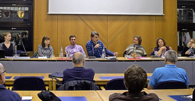 Mitarbeiterinnen und Mitarbeiter der &...rd Rasch, informierten Interessierte.   | Foto: Taschinski