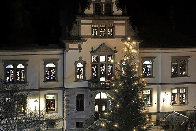 Adventskalender am Rathaus lftet erstes Geheimnis