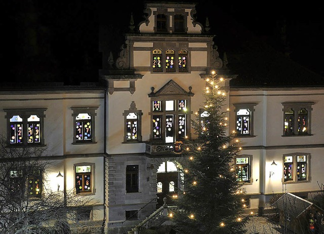 Das Schnauer  Rathaus  als riesiger Adventskalender.   | Foto: Steinebrunner