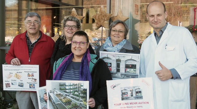 Verteilen am Samstag im Hiebermarkt Ei...hristel Campagna sowie Roland Hnicke   | Foto: Boris Burkhardt