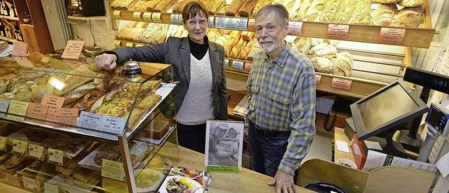 Biobcker Walter Kusenberg mit Margare...nehmerin von Kusenbergs Erzeugnissen.   | Foto: Ingo Schneider