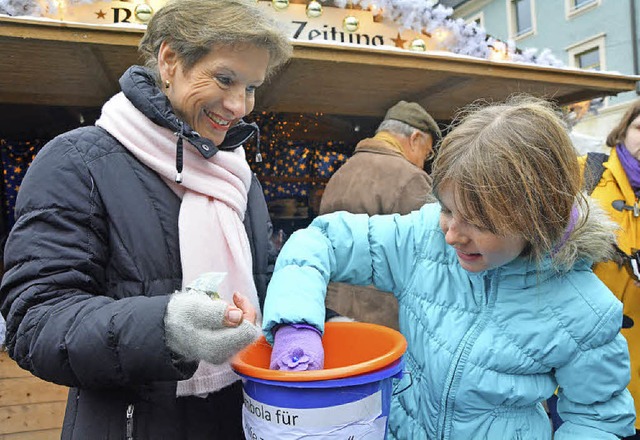 Bekannte und engagierte Persnlichkeit...mmann &#8211; helfen beim Losverkauf.   | Foto: Barbara Ruda