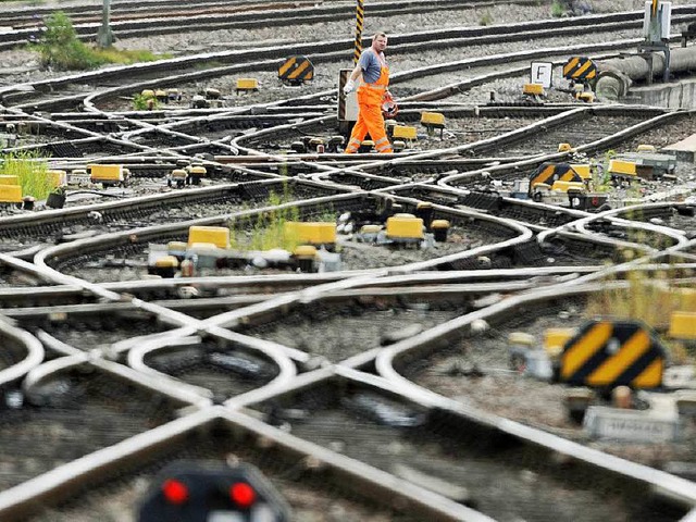 Die Bahn macht im Jahr 2015 einen Milliardenverlust.  | Foto: Boris Roessler