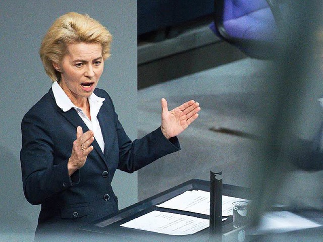 Gibt sich kmpferisch: Bundesverteidig...rsula von der Leyen (CDU) im Bundestag  | Foto: dpa