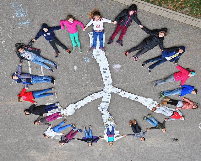 Ein lebendiges Peace-Zeichen: die Klasse 4a der Vigeliusschule, Freiburg   | Foto: Privat