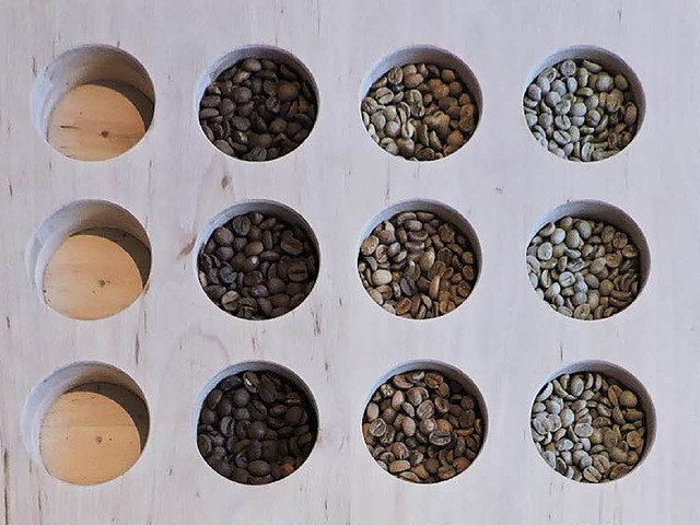 Je lnger der Kaffee gerstet wird, desto mehr verndert er seine Farbe.  | Foto: Moritz Lipps
