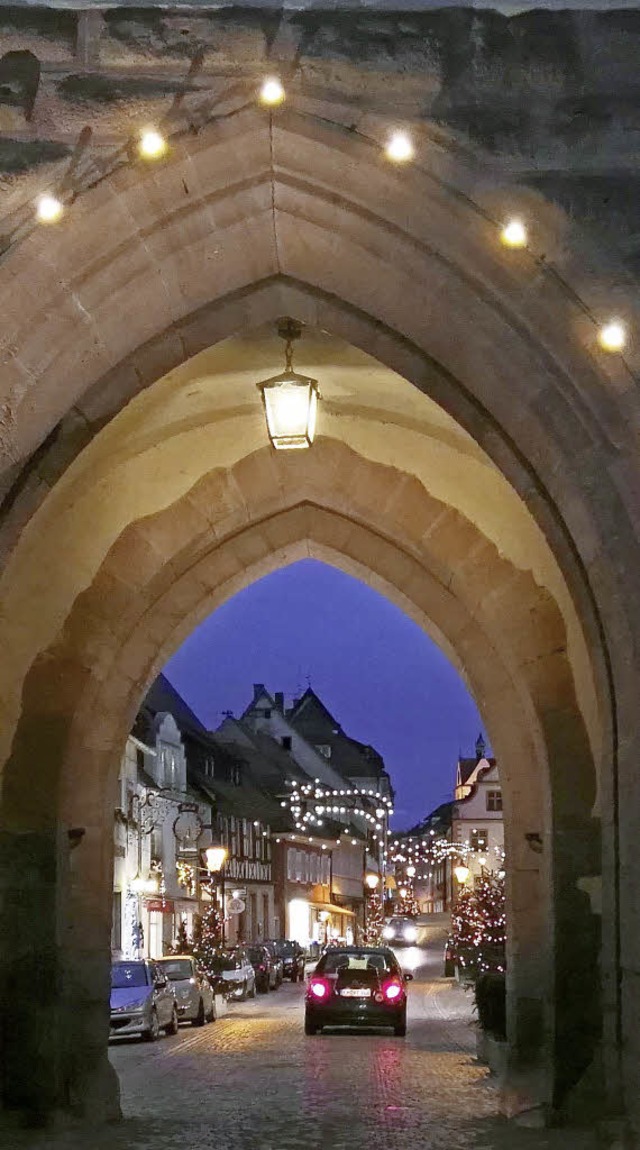 Weihnachtlich geschmckt ldt die Endi...ehmer auf dem historischen Marktplatz.  | Foto: Martin Wendel