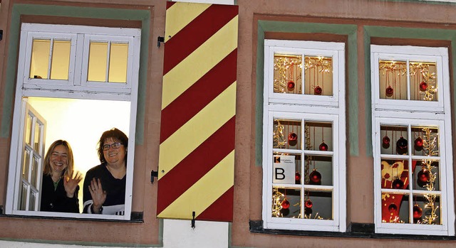 Das dekorierte Fenstergehrt zum Ratha... den Besuchern unten vor dem Rathaus.   | Foto: heidi fssel