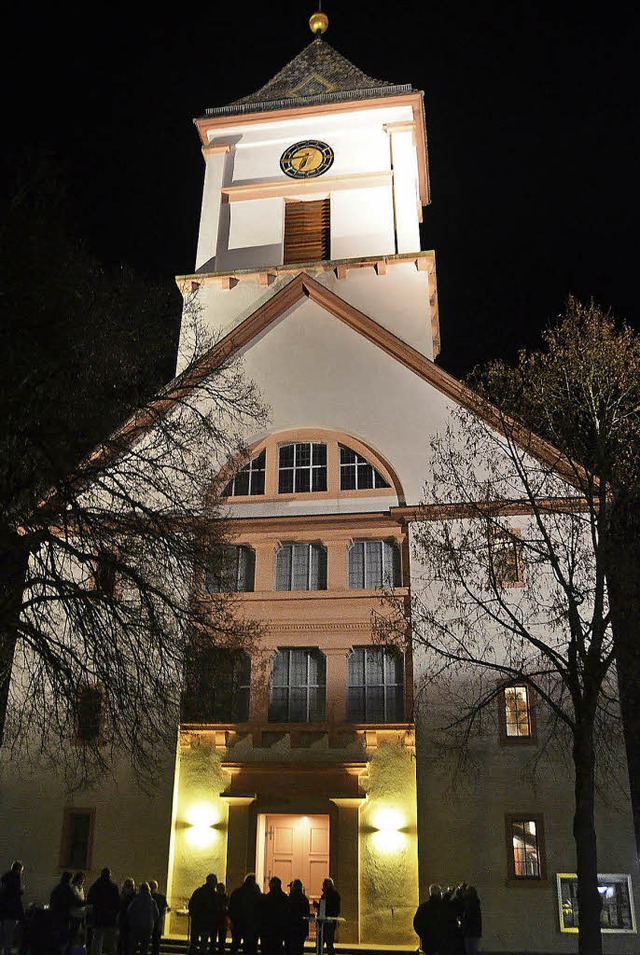 Jeden Abend kurz nach Einbruch der Dm...elischen Stadtkirche ins rechte Licht.  | Foto: Markus Maier