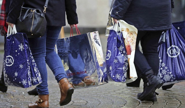 Der Einzelhandel entlang der Schweizer...ze boomt; das weckt Begehrlichkeiten.   | Foto: dpa