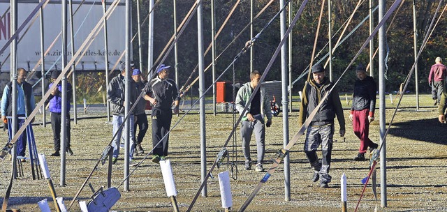 Aufbau des Offenburger Weihnachtscirkus 2015 auf dem Messeplatz  | Foto: Ralf Burgmaier